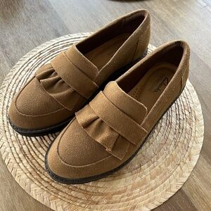 WOMEN'S CLARKS AIRABELL SLIP LOAFERS - SIZE 7